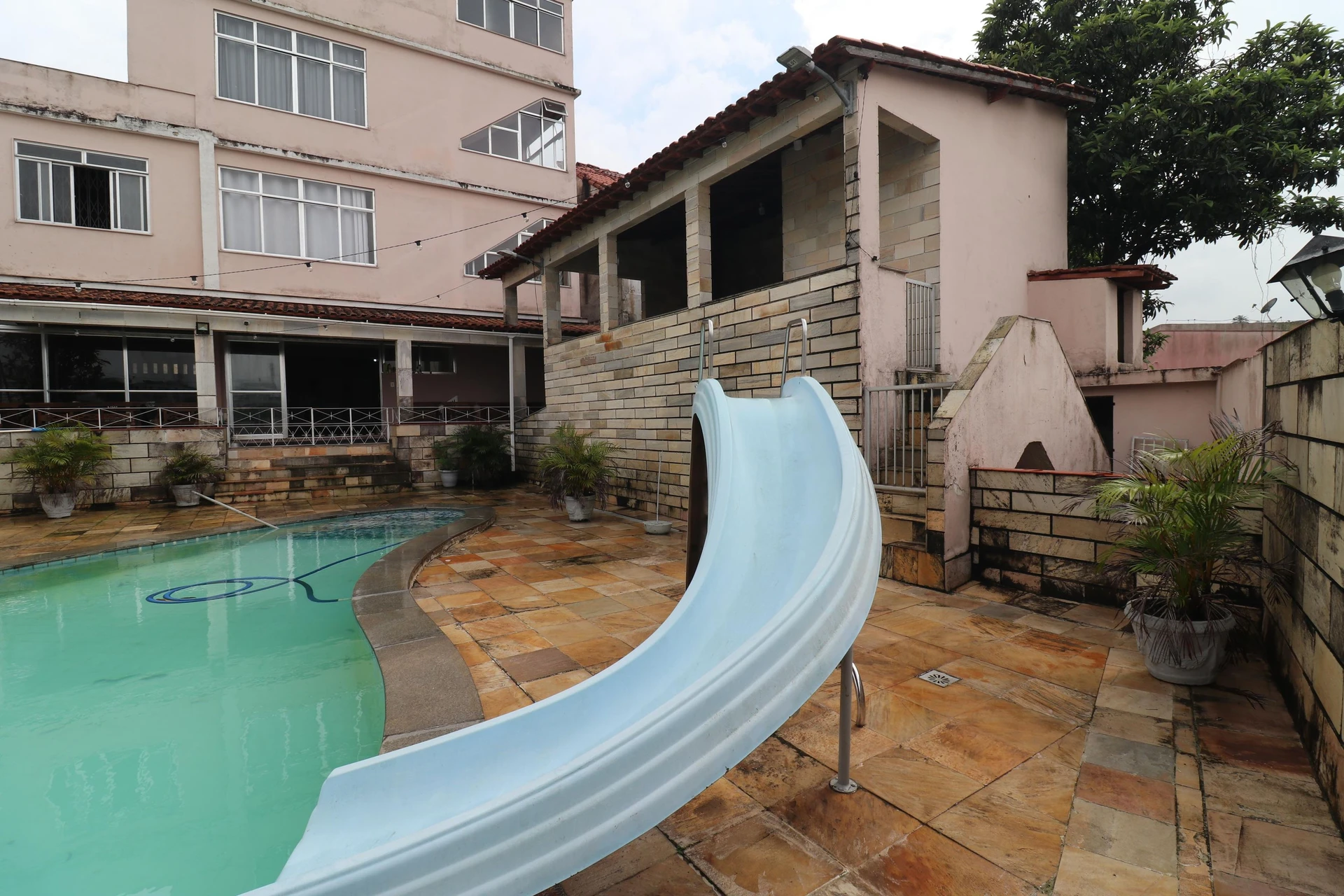 10-bedroom house with a bathtub in Rio de Janeiro — photo 54