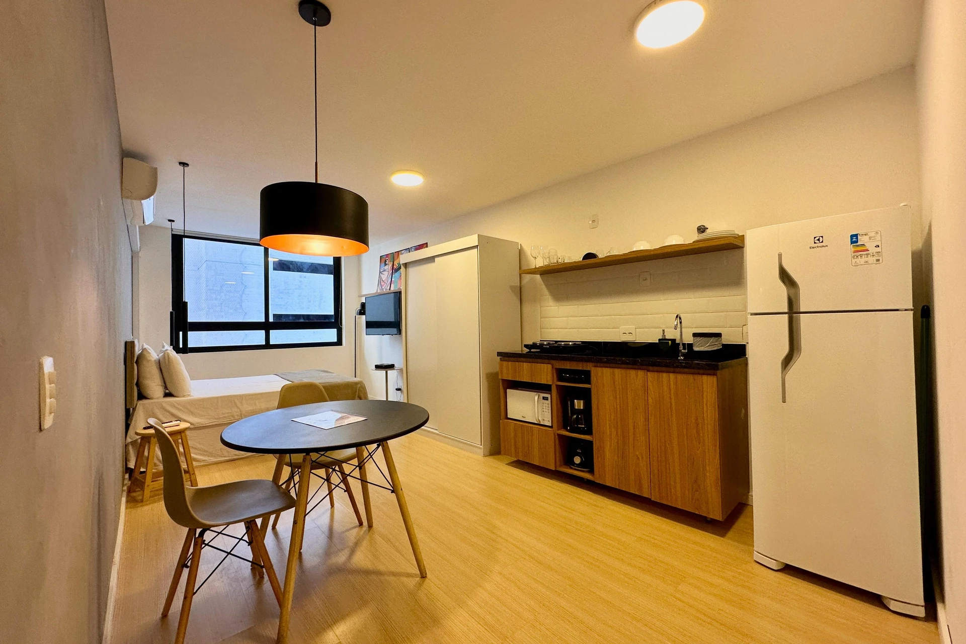 Furnished 1-bedroom apartment with a balcony grill — photo 6