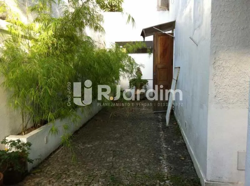 Residential house with a closed kitchen and gas stove — photo 5
