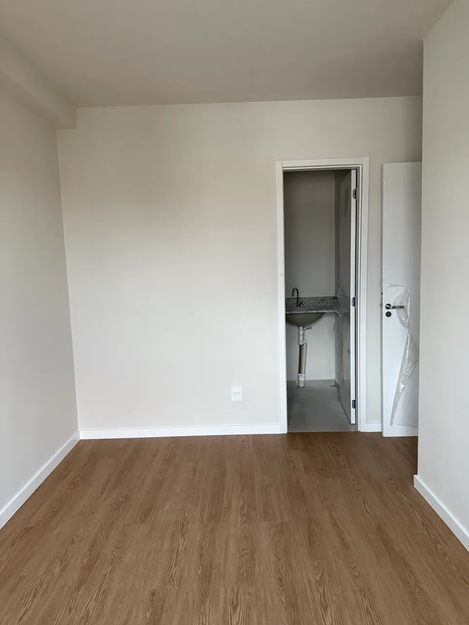 Wood or laminate floors in a 2-bedroom apartment, 53 m² — photo 5