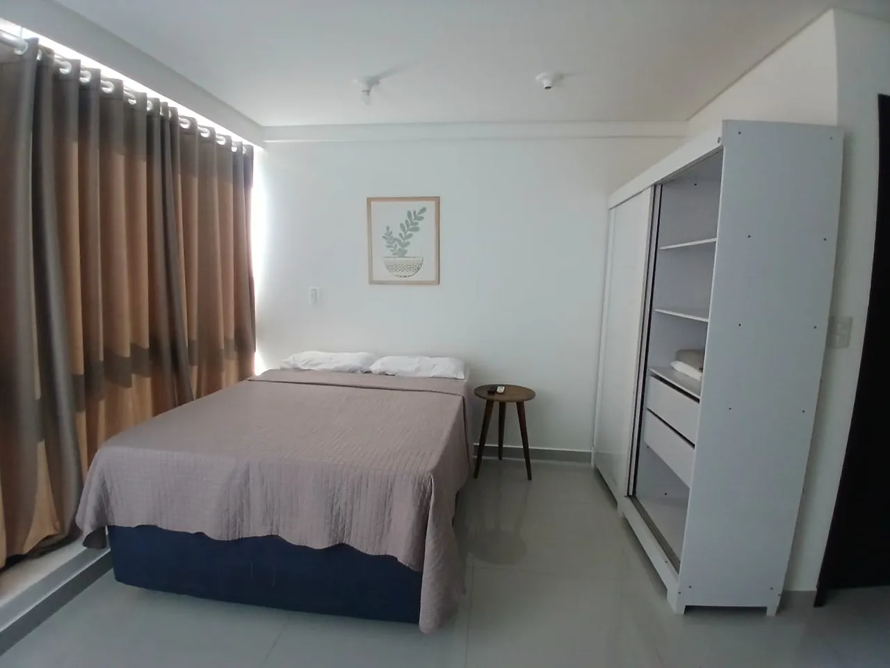 One-bedroom apartment in a building with a gym — photo 3