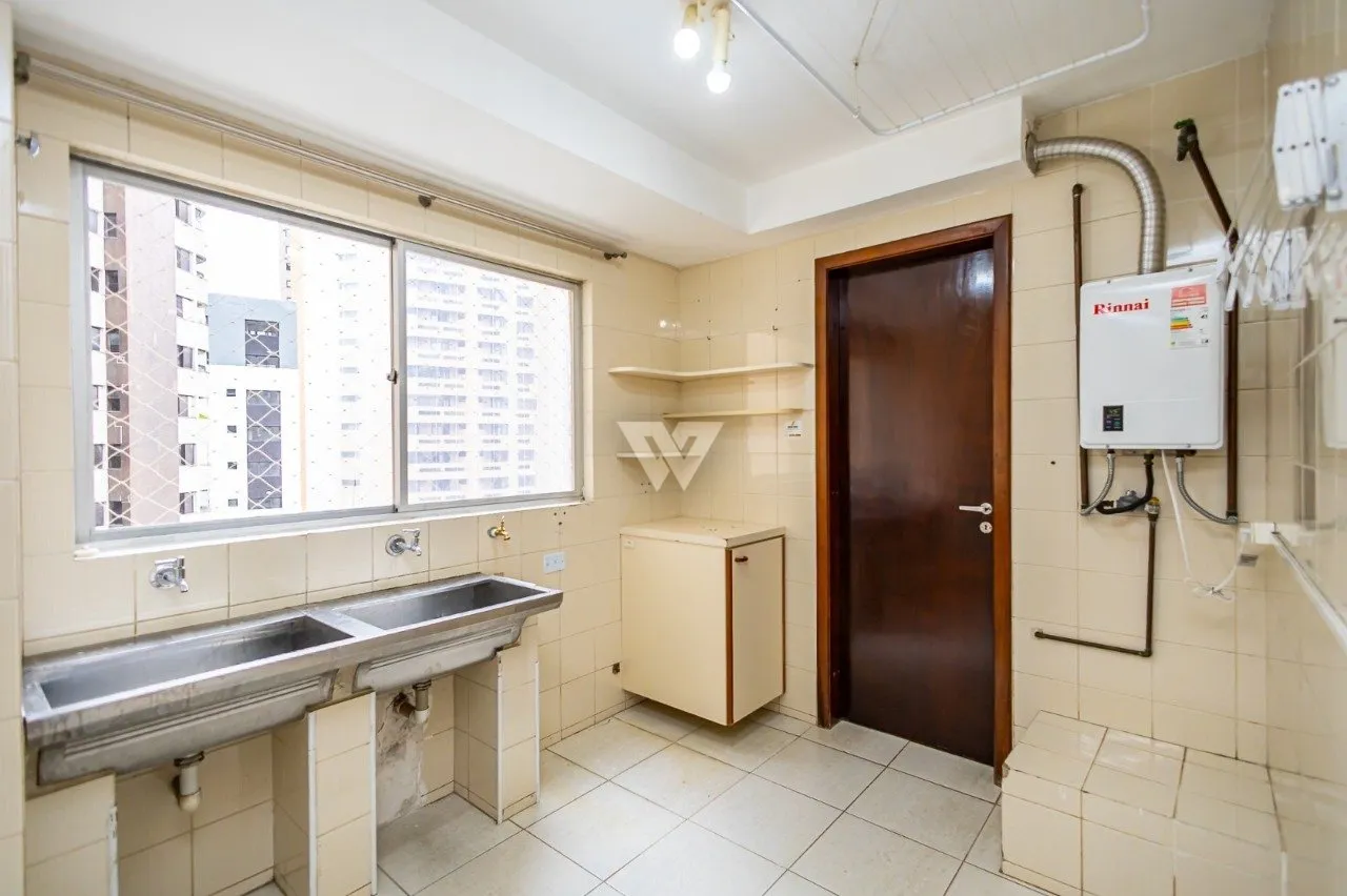 Apartment with wood floors, 4 bedrooms and glass balcony — photo 29
