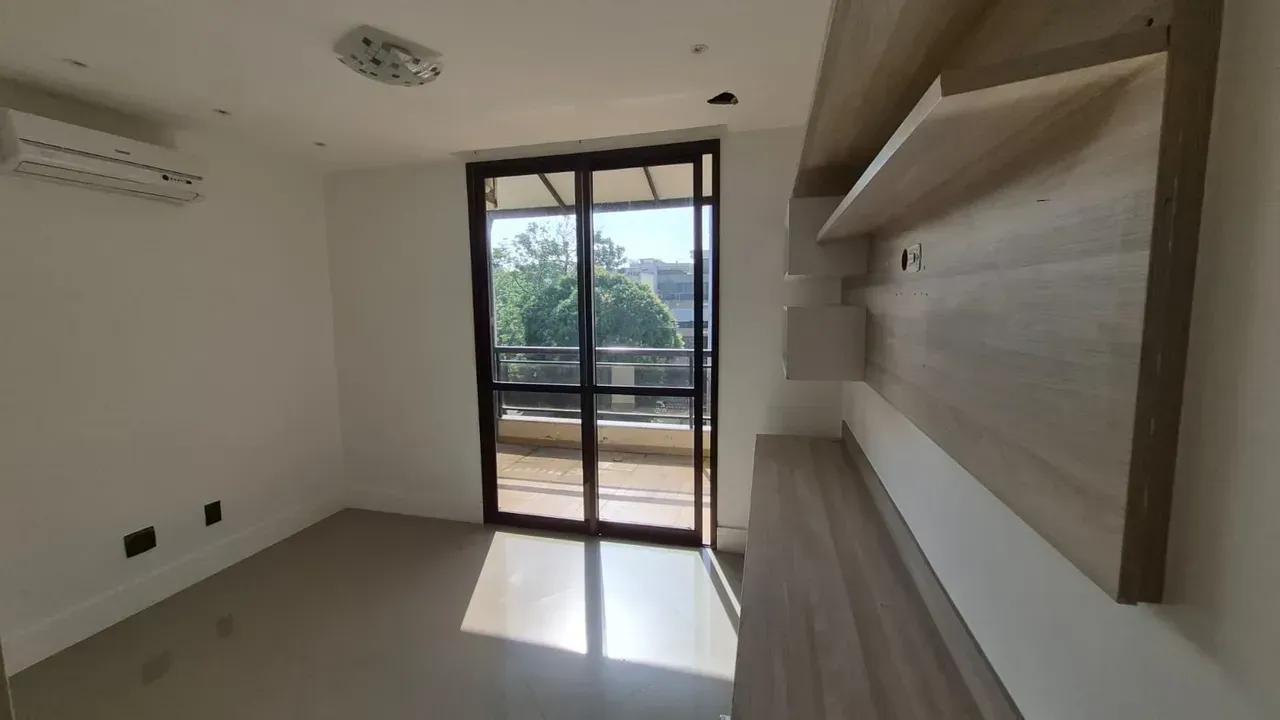Apartment with an open-plan kitchen and 4 bedrooms — photo 10