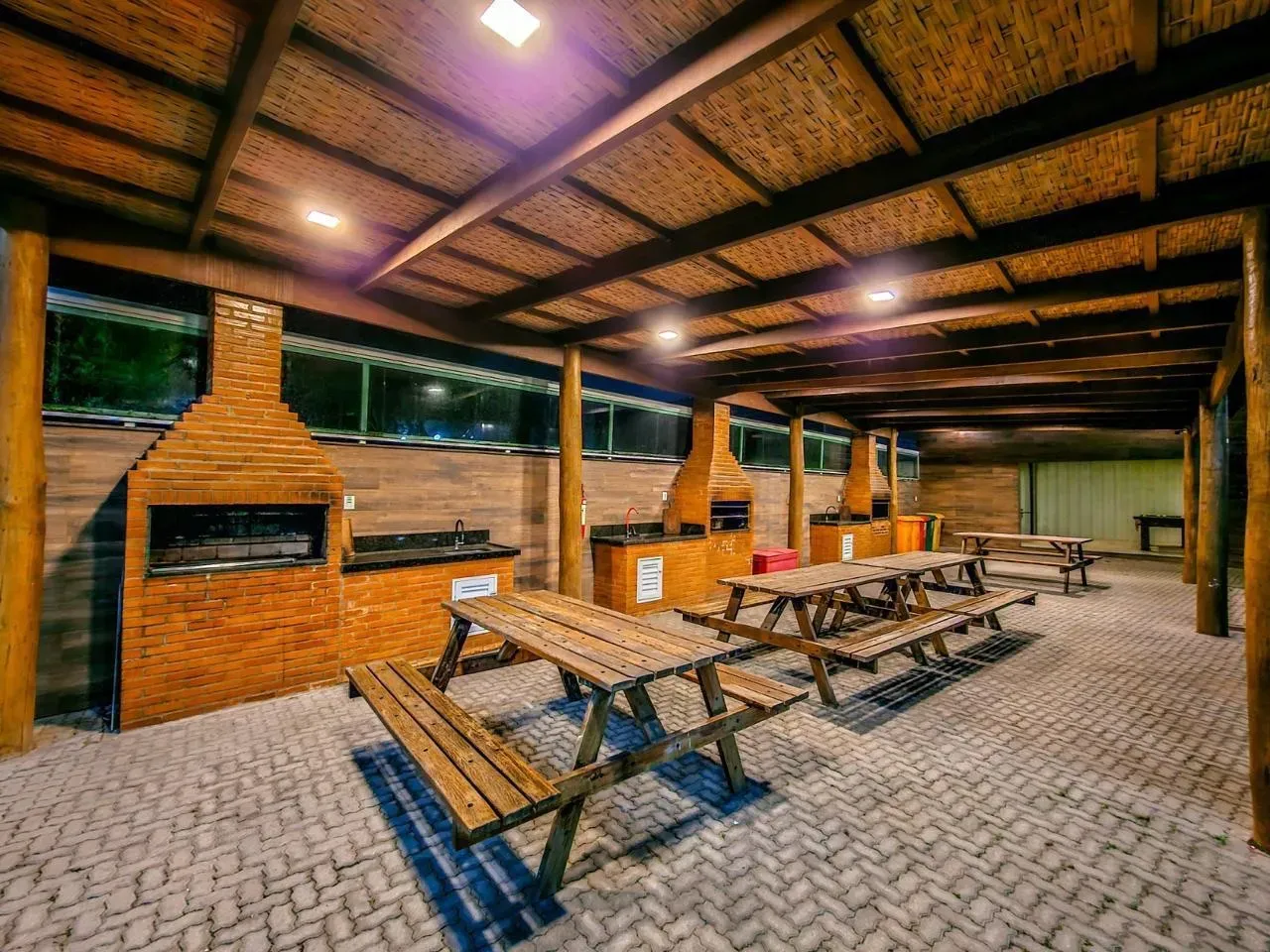 One-bedroom apartment in a building with a coworking space — photo 13