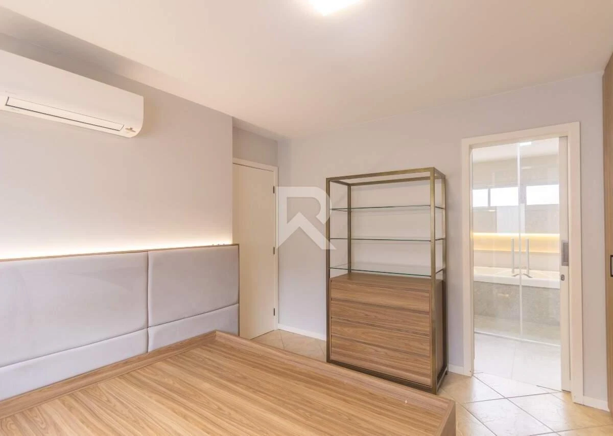 4-bedroom house with a bathtub in Curitiba — photo 5