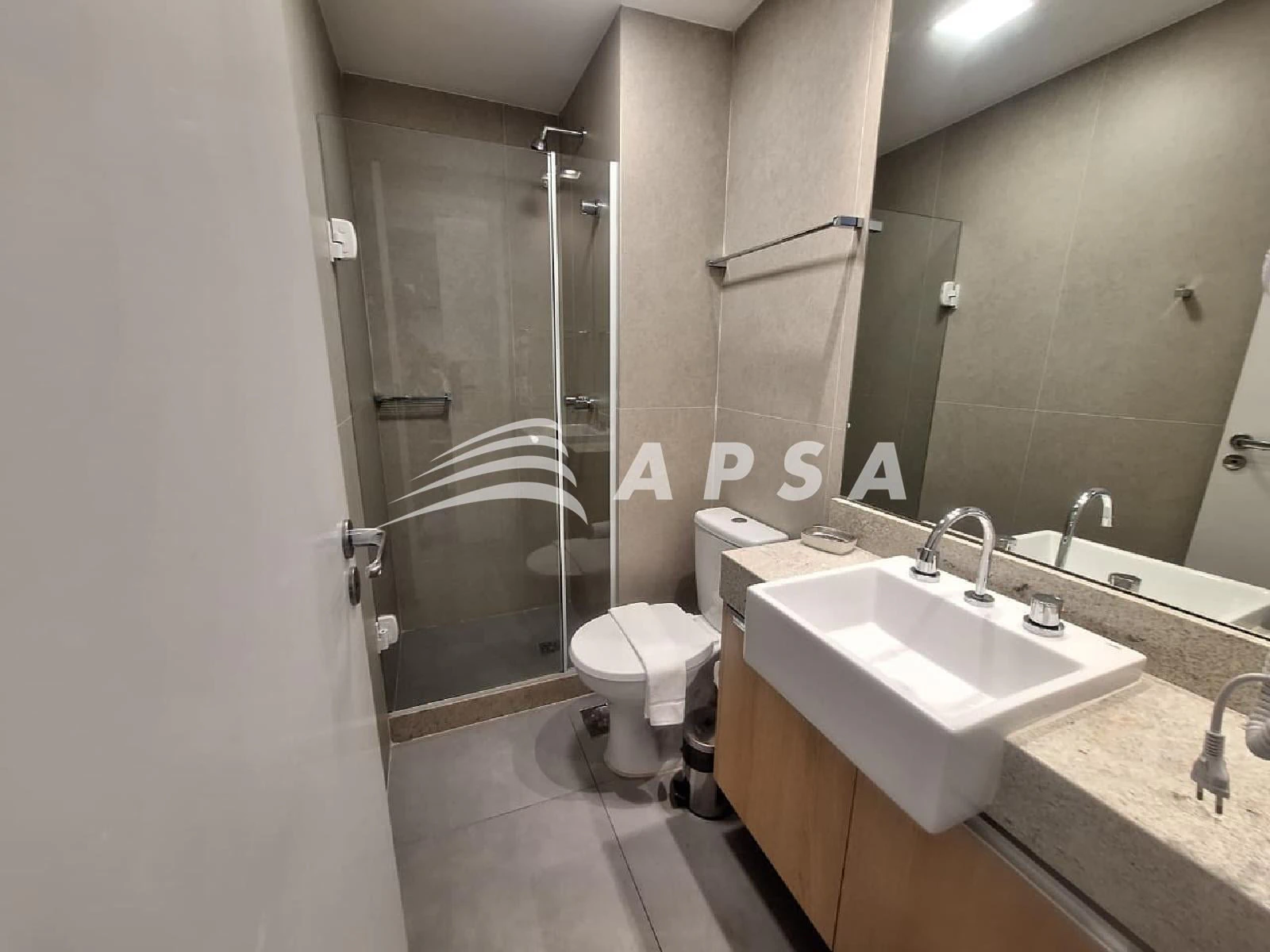 One-bedroom apartment in a building with a coworking space — photo 16