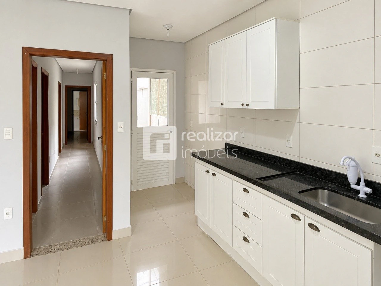 160 m² house with a bathtub and floor-to-ceiling windows — photo 20