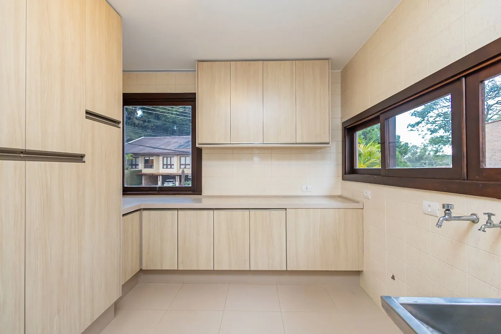 Rental house with 4 bedrooms and 5 bathrooms across 550 m² — photo 38