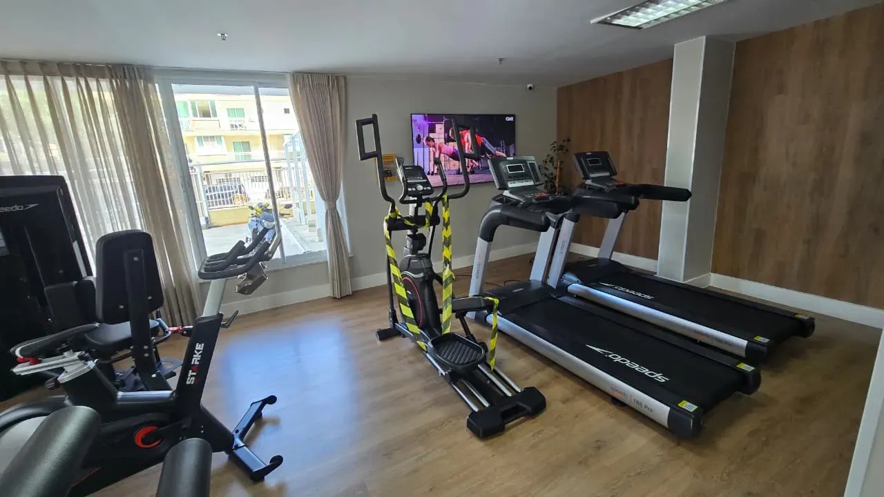 2-bedroom apartment in a building with a gym — photo 17