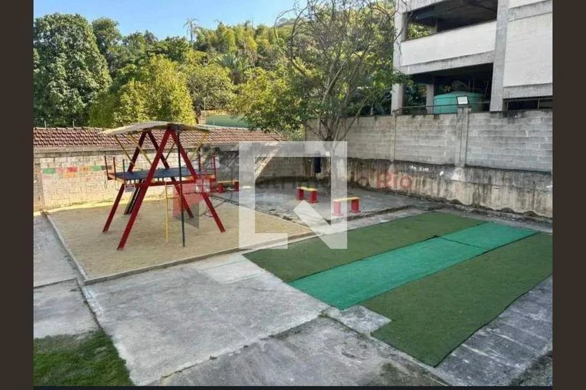 2-bedroom apartment in a building with a pool — photo 36