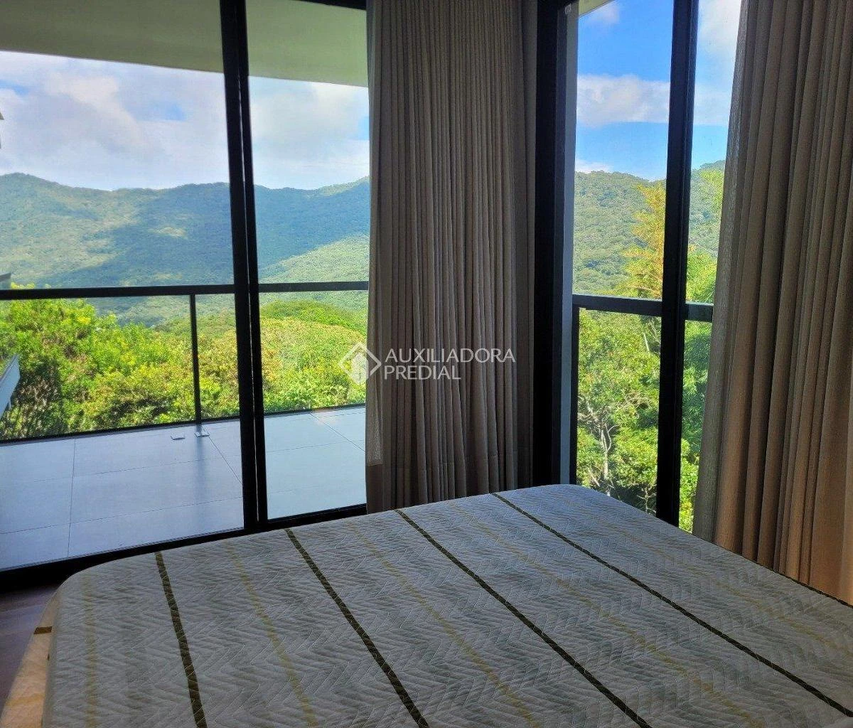 Floor-to-ceiling windows in a one-bedroom house, 158 m²