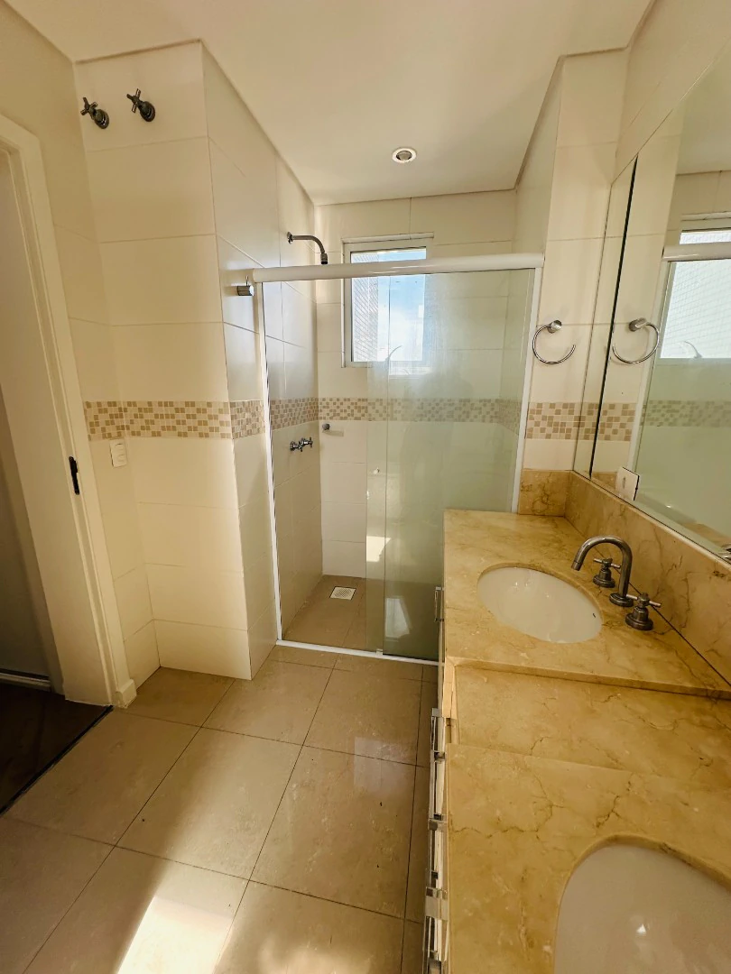 4-bedroom apartment in a building with a gym — photo 23