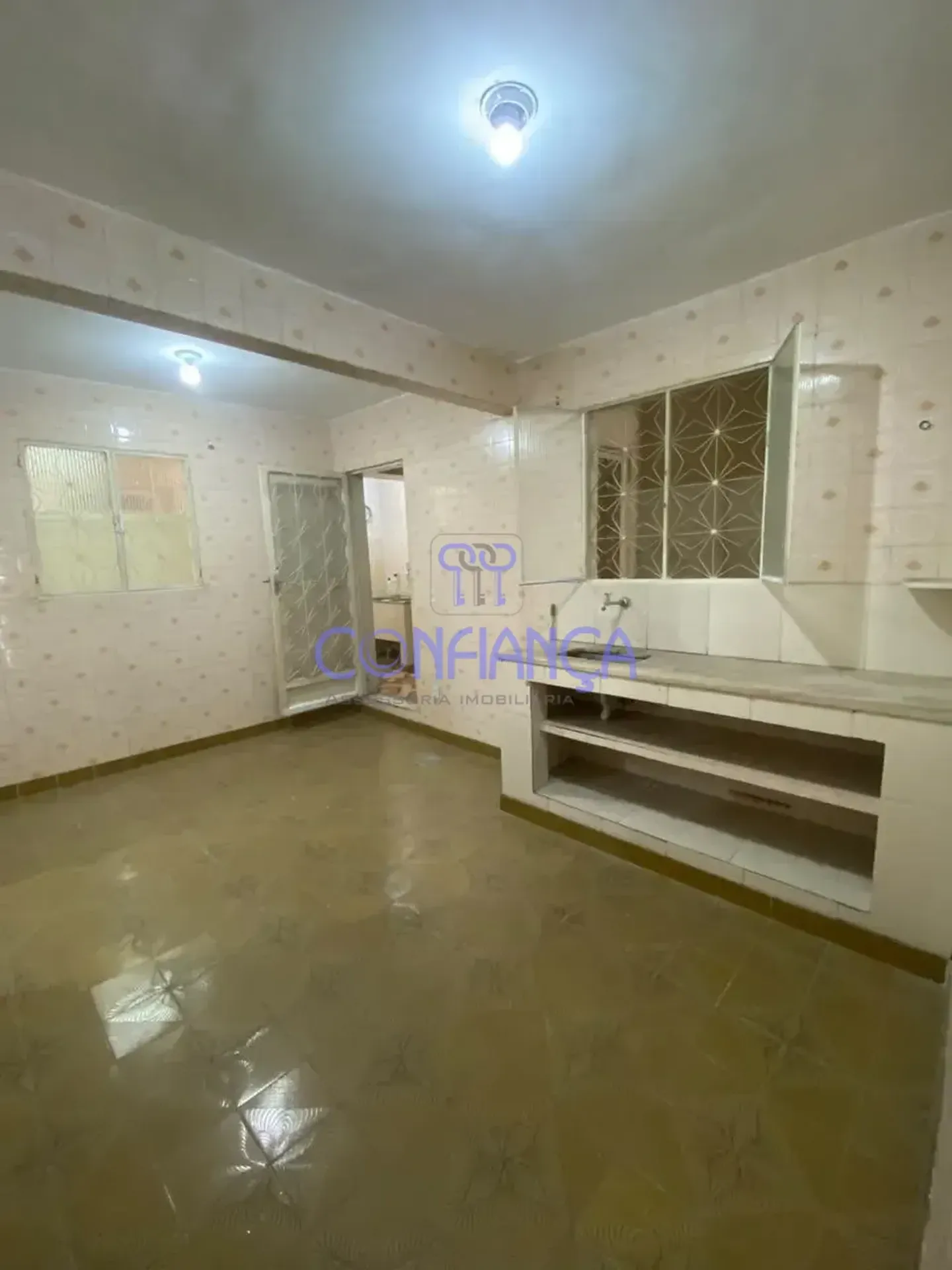 House with 3 bedrooms and a gas stove kitchen — photo 2