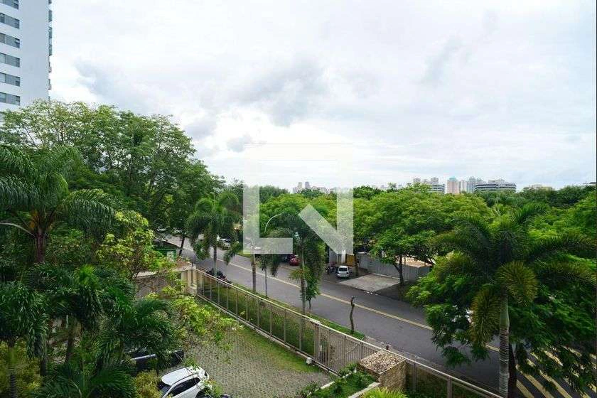 4-bedroom apartment with enclosed glass balcony — photo 12