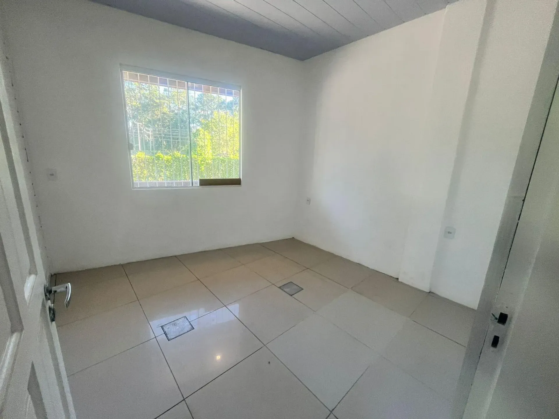 1-bedroom apartment with laundry area, no parking — photo 5