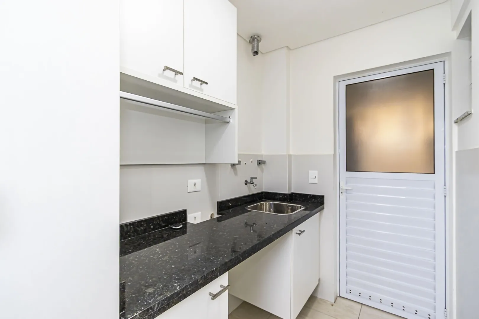 Balcony with a grill in a 2-bedroom apartment, 59 m² — photo 12