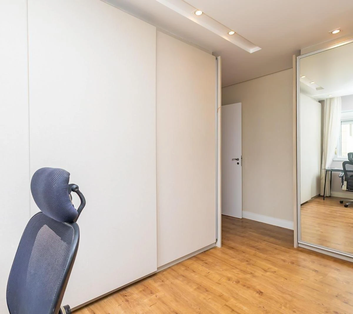 Home office in a 2-bedroom apartment, 95 m² — photo 4