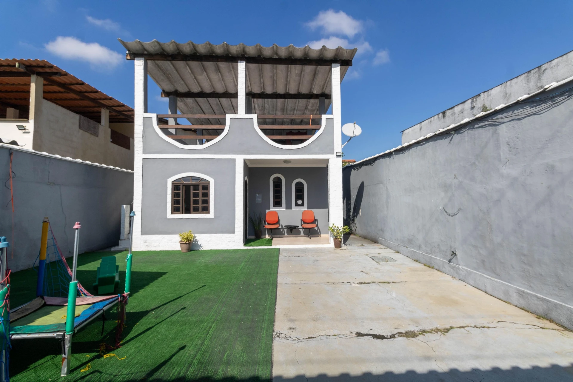 House with 3 bedrooms and a separate kitchen with gas stove — photo 12