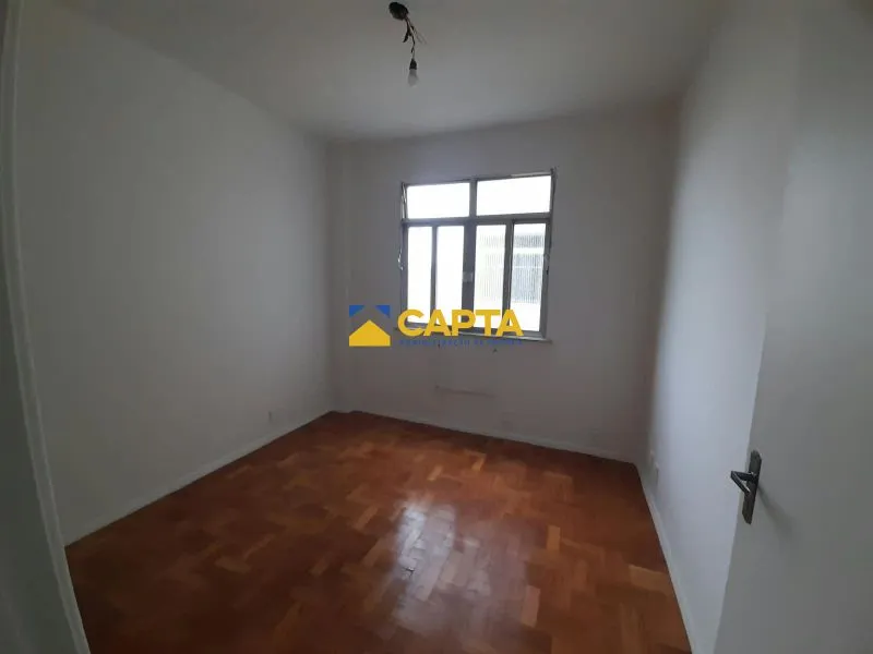 Wood or laminate floors in a 2-bedroom apartment, 68 m² — photo 10