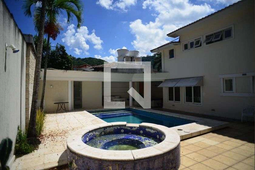 House in a gated community with 5 bedrooms and mountain view — photo 21