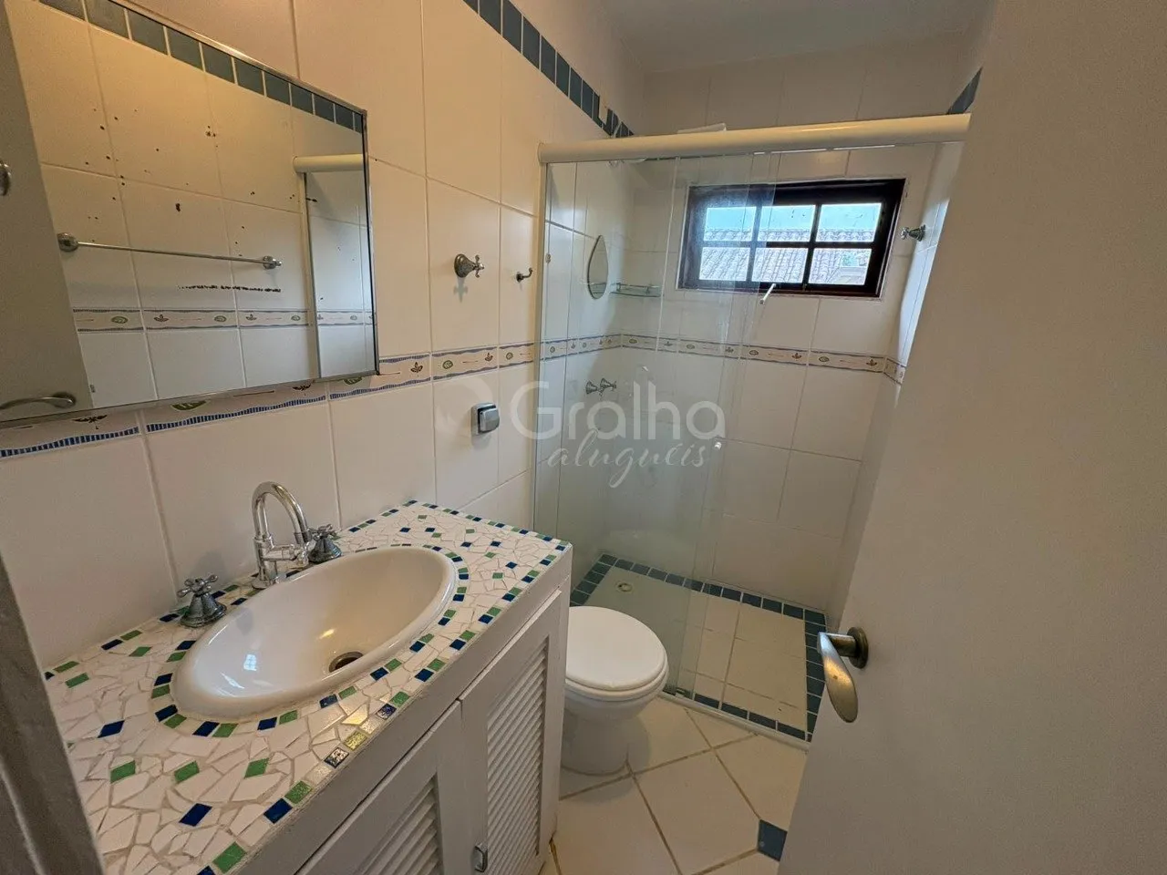 House with 3 en-suite bedrooms 435 m² and private garden — photo 30