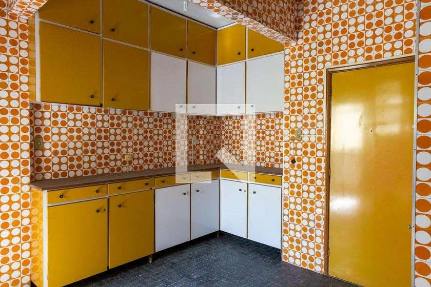 Apartment with built-in cabinets and balcony — photo 5