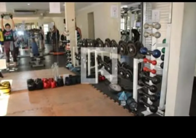 One-bedroom apartment in a building with a gym — photo 8