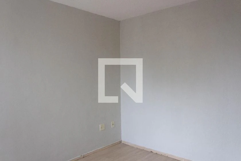 Apartamento de 2 quartos em condomínio com piscina