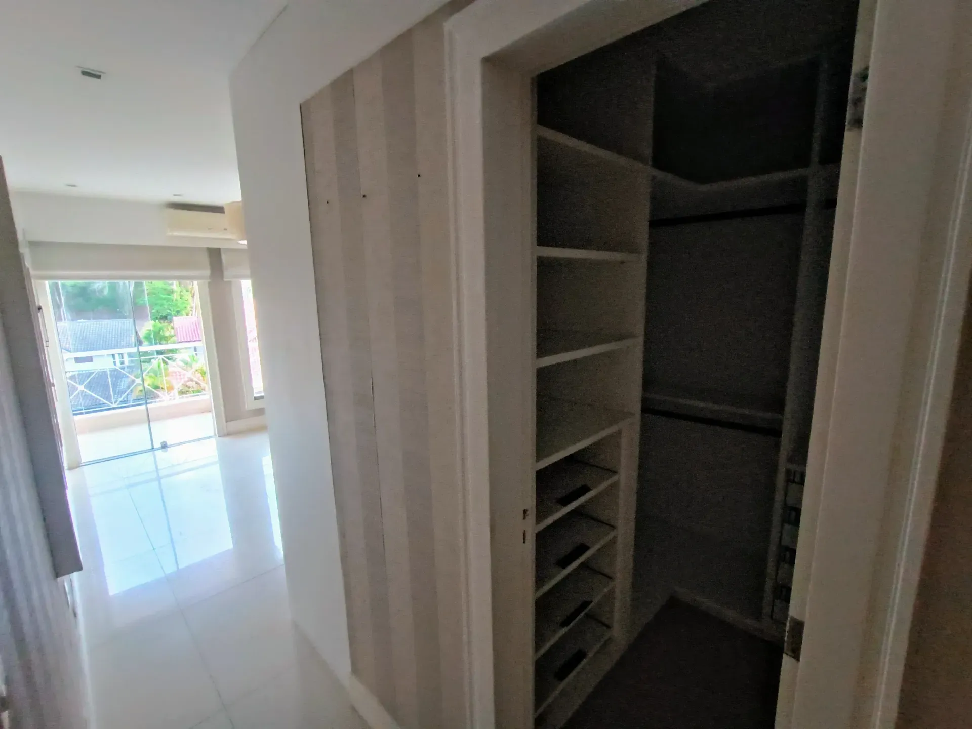 Unfurnished house with 4 bedrooms and 5 bathrooms — photo 24