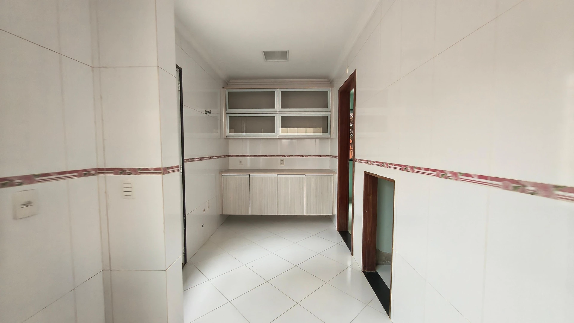 House, 241 m², with floor-to-ceiling windows — photo 47