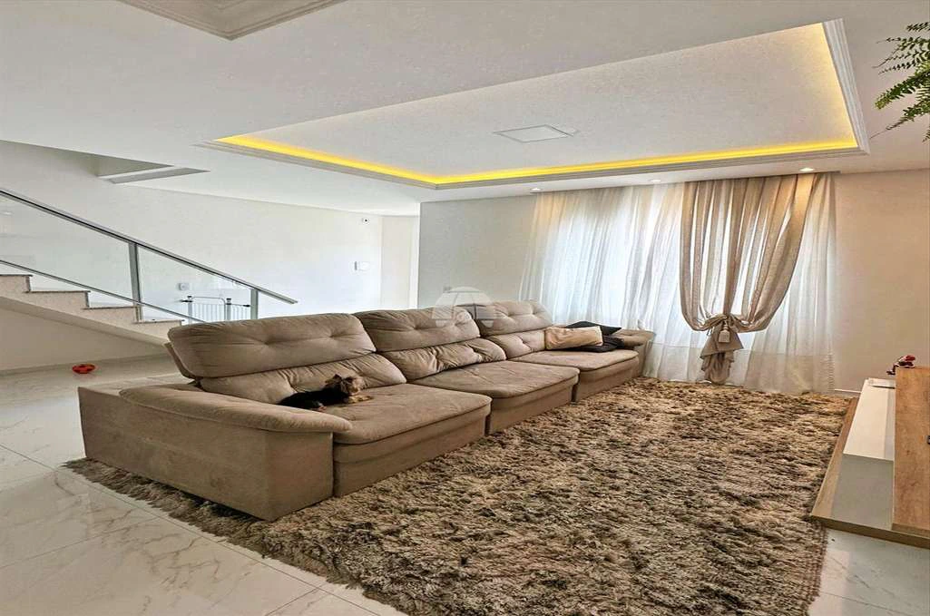 Triplex house with 3 bedrooms and a built-in TV panel