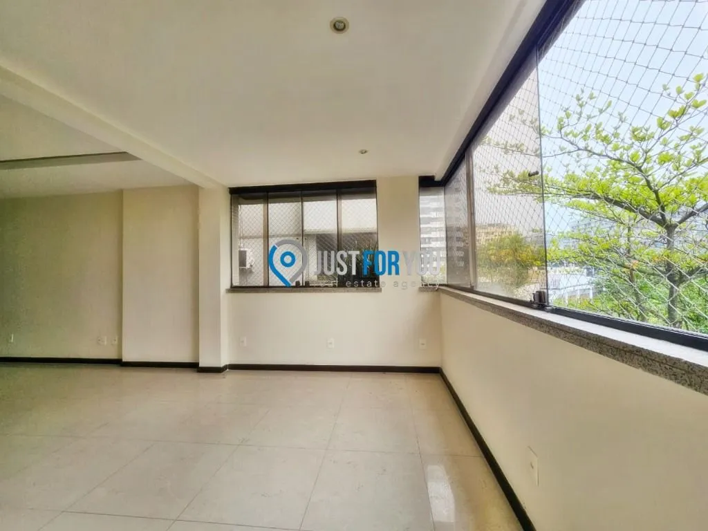 Apartamento com 3 dormitórios e varanda fechada de vidro — photo 3