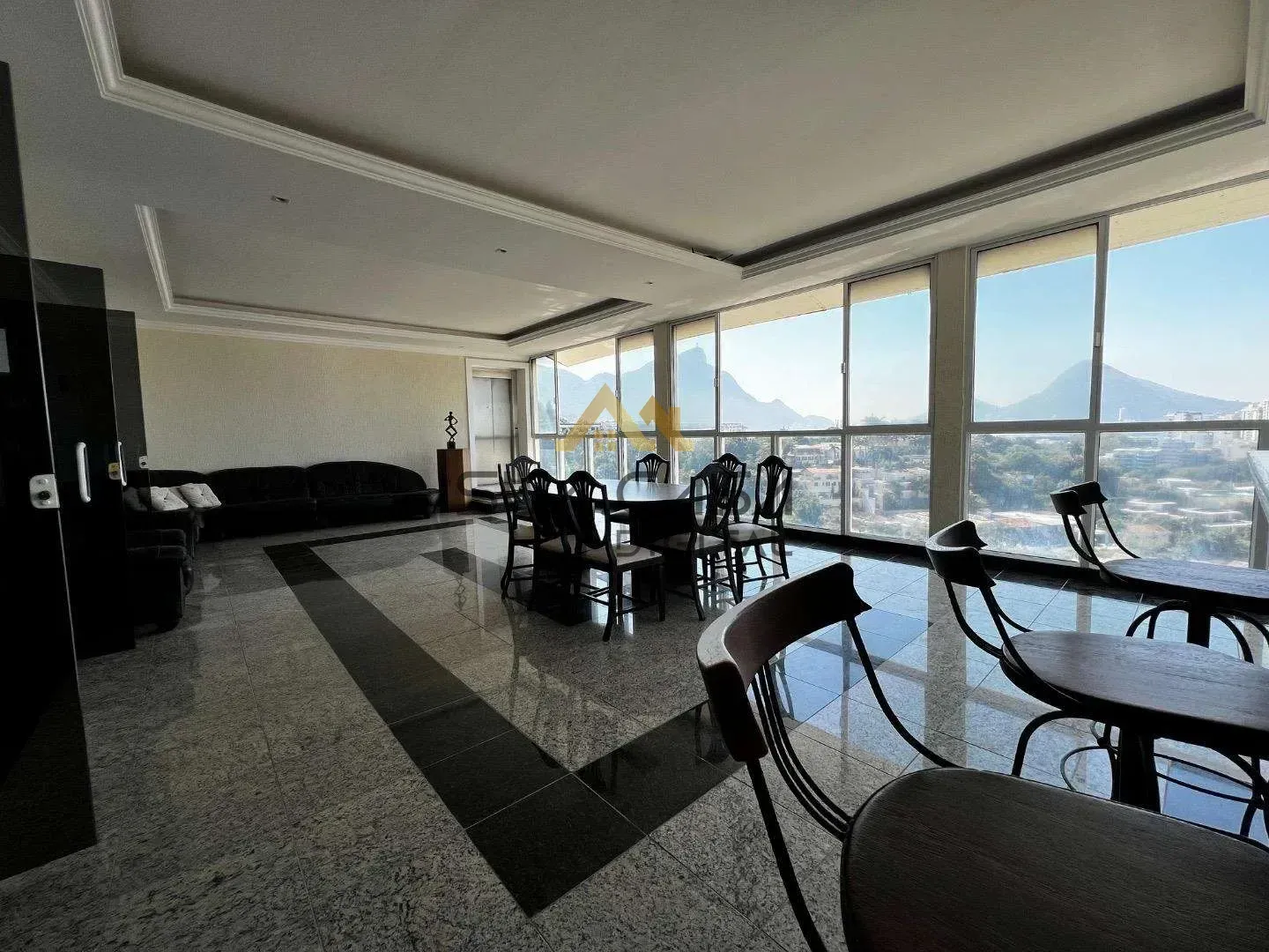 House with 5 bedrooms, 5 bathrooms and built-in wardrobes — photo 2