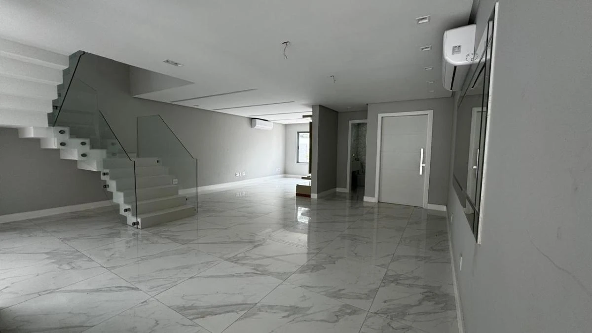 Condominium house with 3 en-suite bedrooms and 300 m² — photo 9