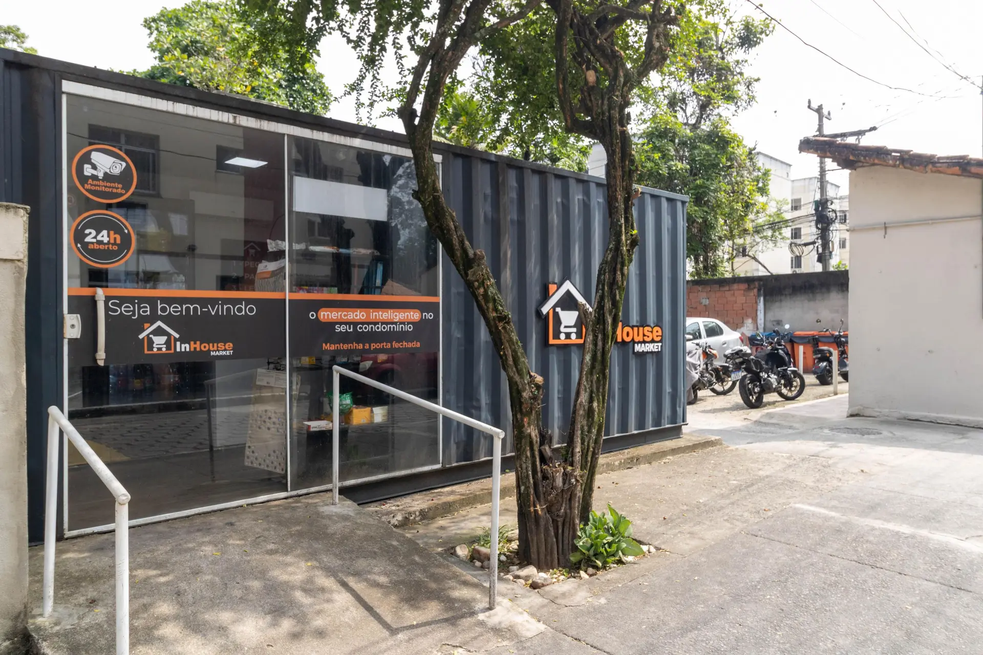 2-bedroom apartment in a building with a gym — photo 10