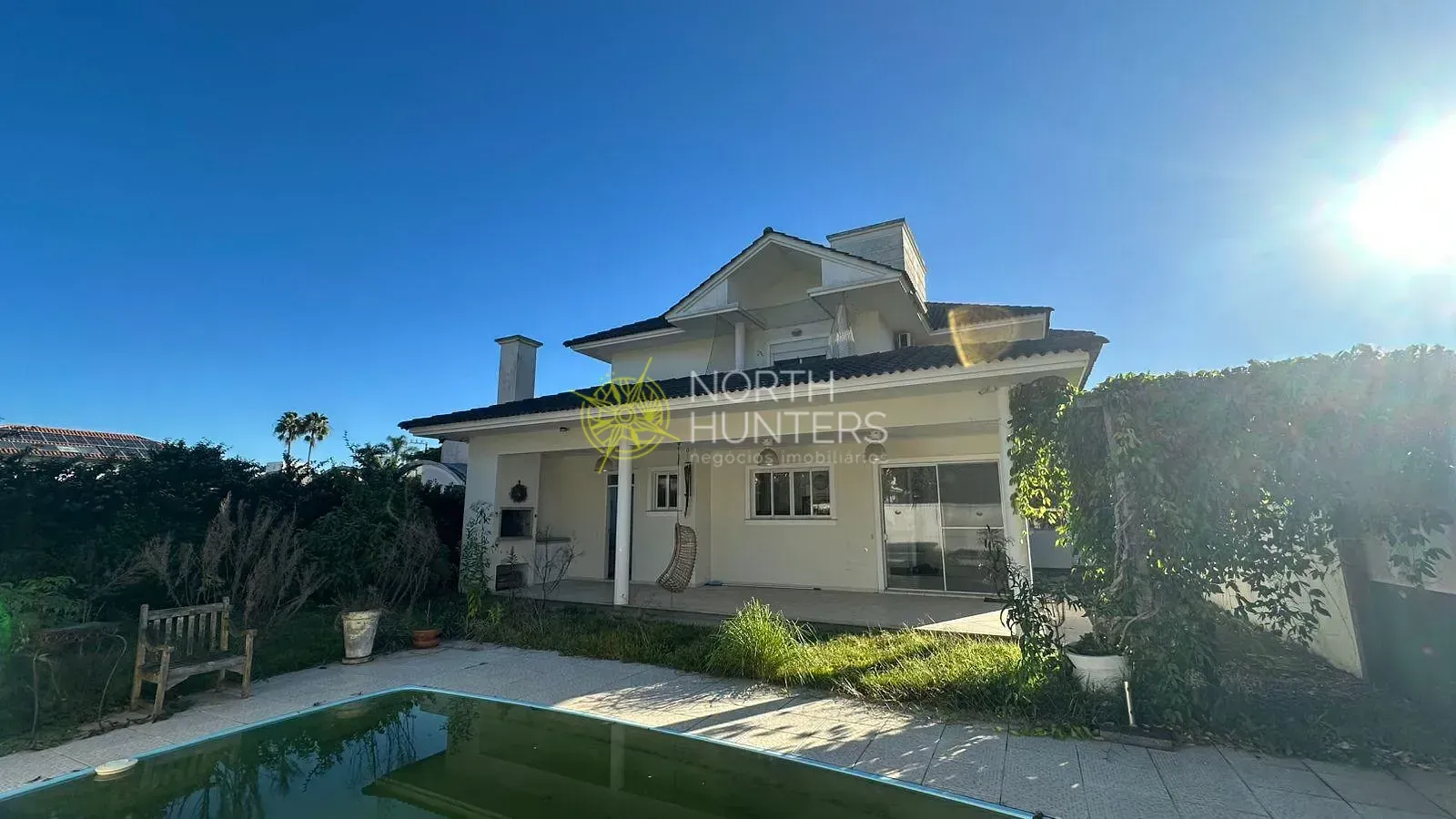 House with 4 bedrooms and shared pool area — photo 24