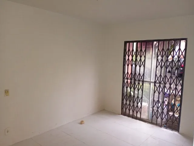 Unfurnished 3-bedroom apartment with balcony — photo 2