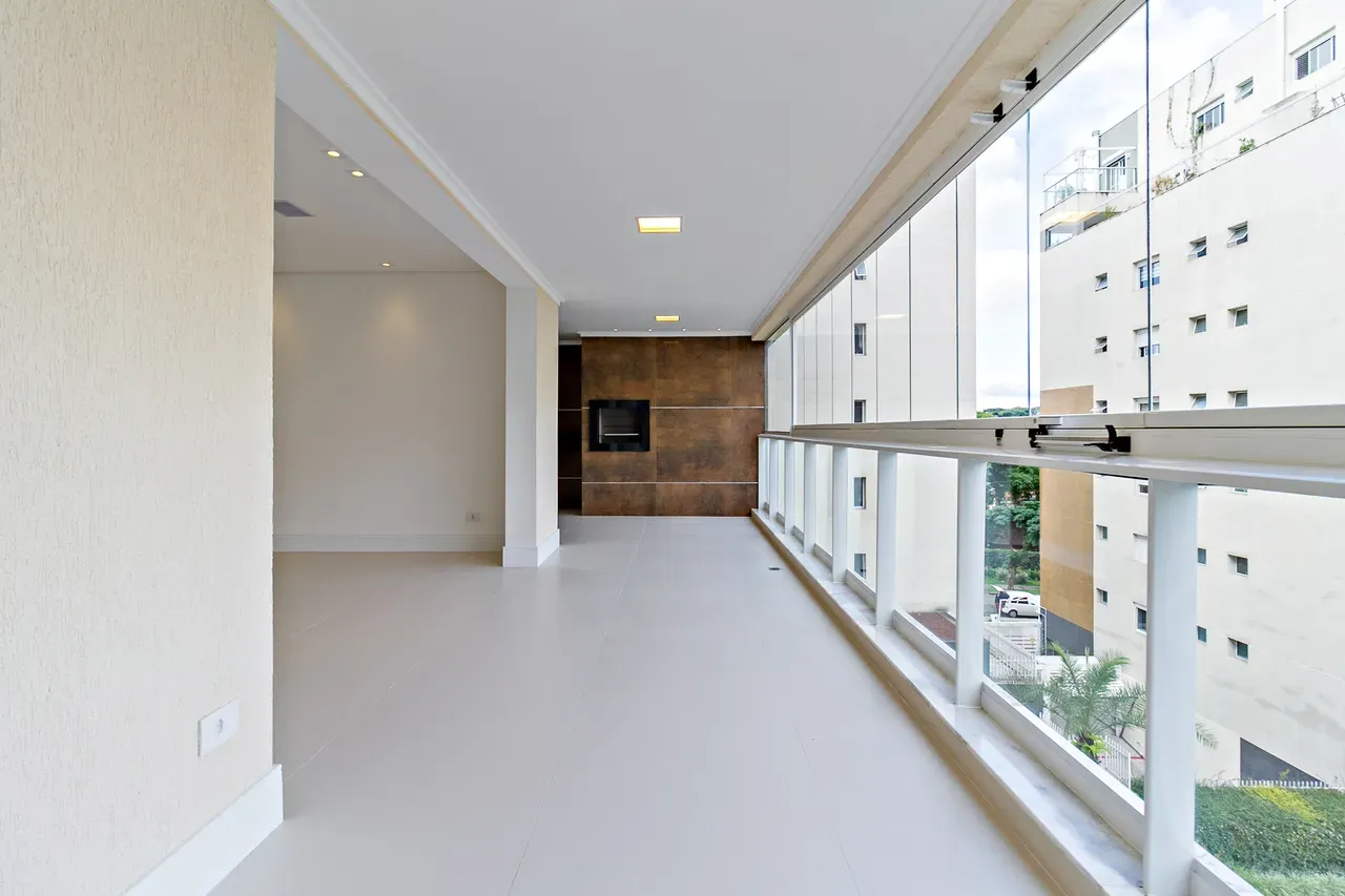 Balcony with a grill in a 4-bedroom apartment, 158 m² — photo 18