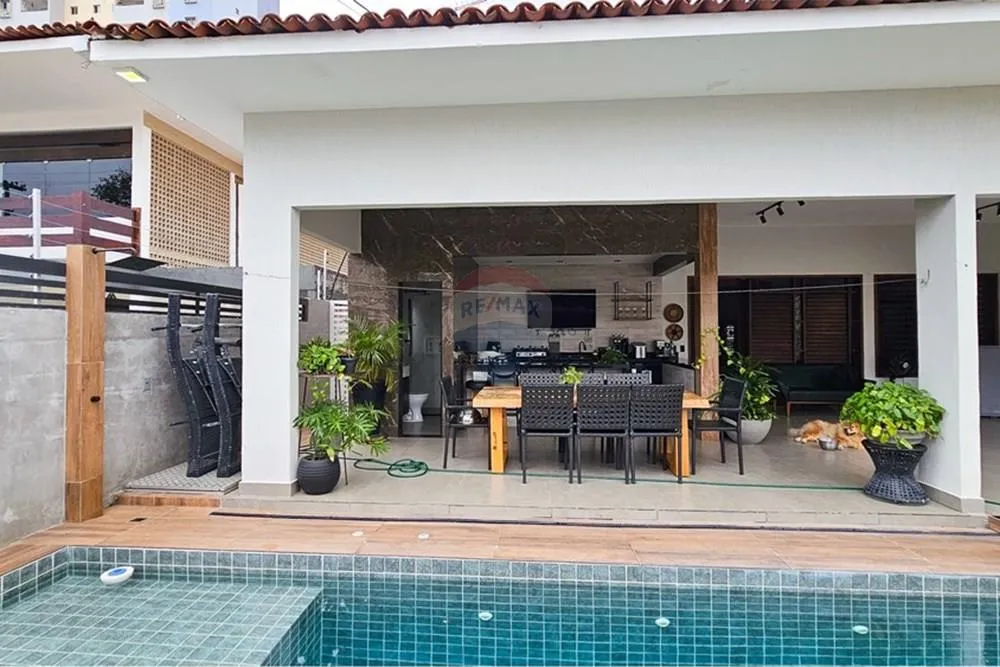 Casa mobiliada com 3 suítes e garagem para 4 carros