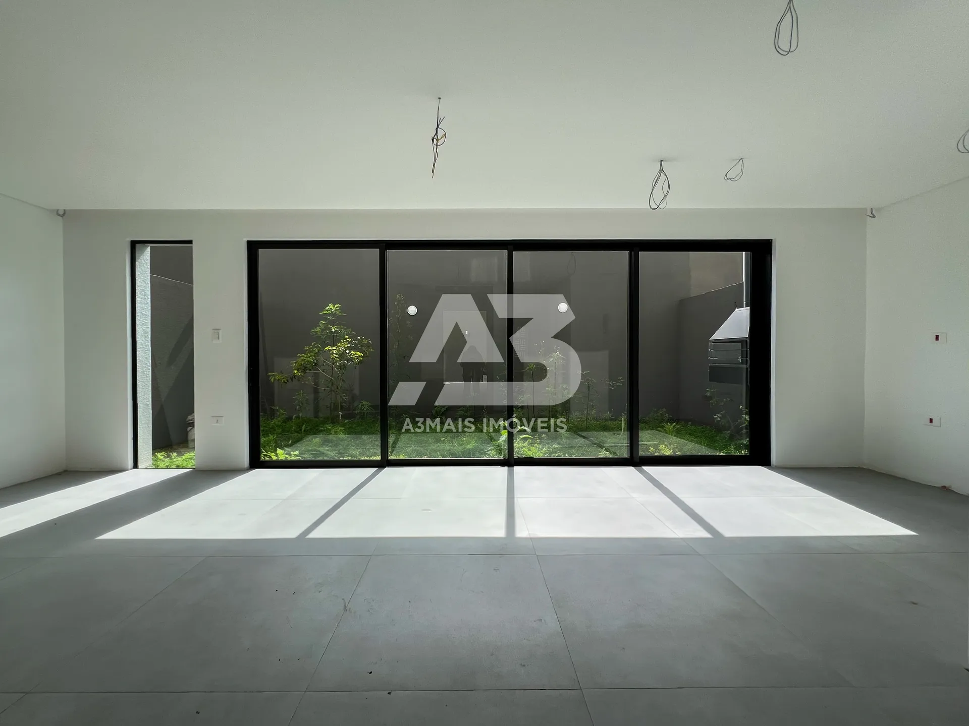 Glass-enclosed balcony in a 3-bedroom house, 137 m² — photo 10
