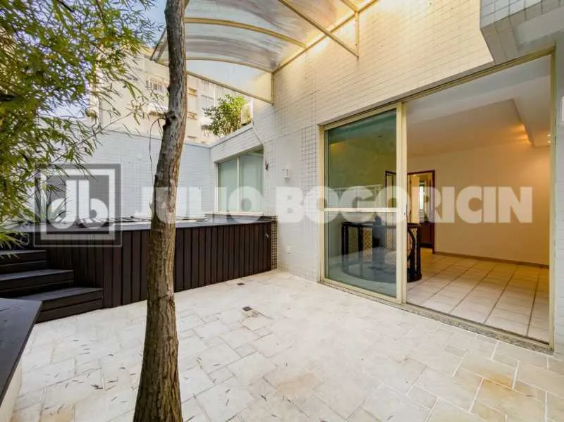 3-bedroom apartment with a park view in Rio de Janeiro — photo 22