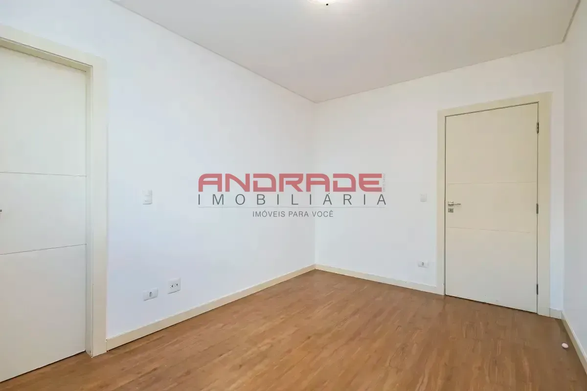 Apartment with 3 bedrooms and glass balcony — photo 31