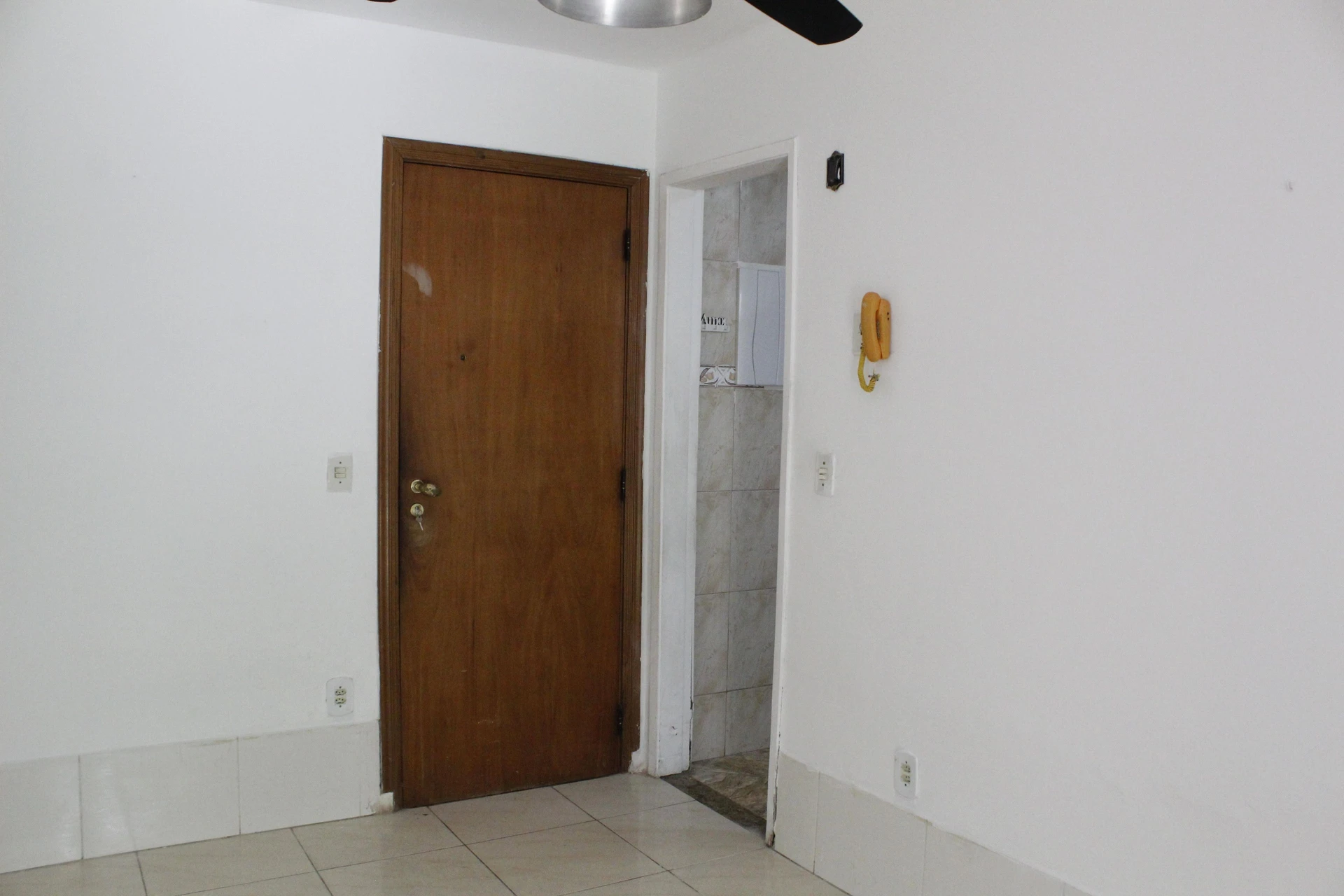 Unfurnished 2-bedroom apartment with a balcony — photo 9