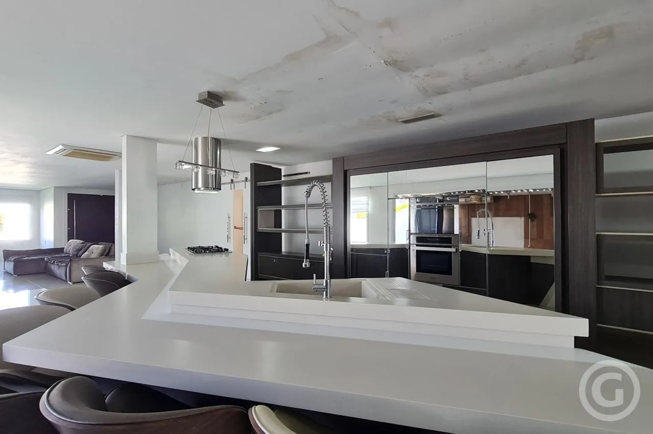 4-bedroom house with a walk-in closet in Florianópolis — photo 16