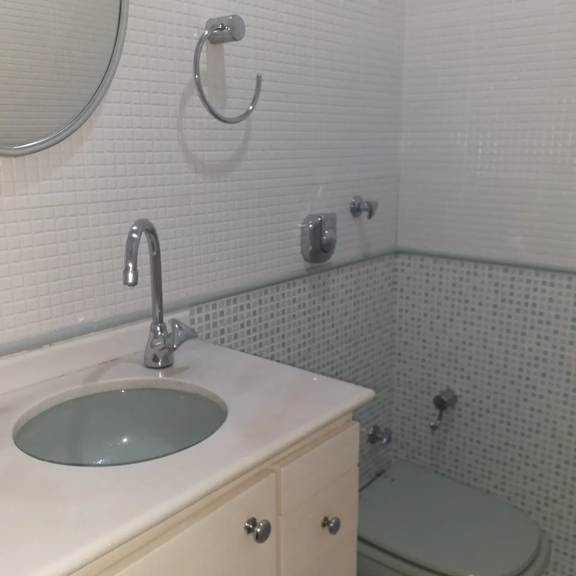 2-bedroom apartment with 3 bathrooms and glass shower — photo 6