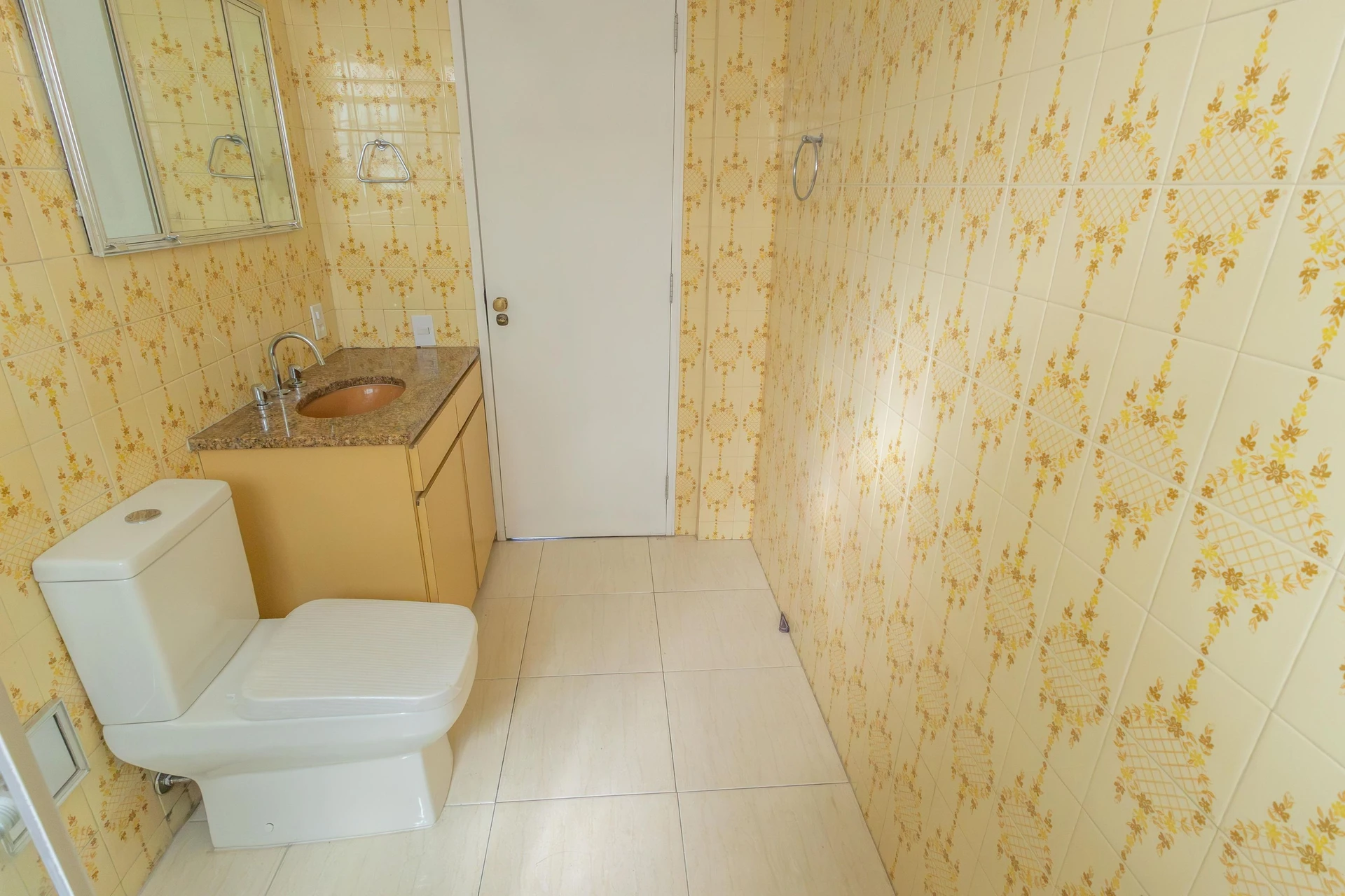 Furnished apartment, 283 m², with a glass-enclosed balcony — photo 40