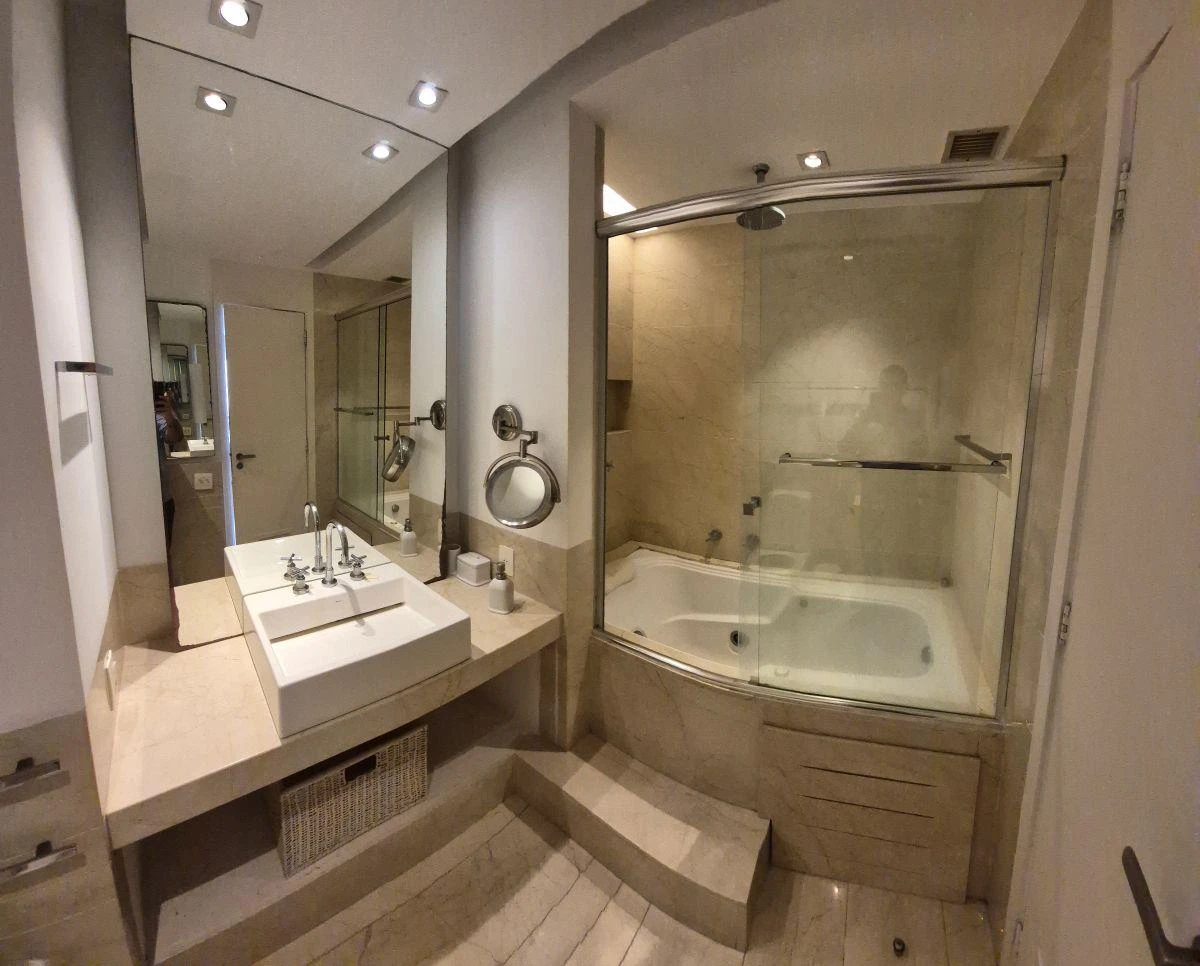 Bathtub in a 5-bedroom apartment, 465 m² — photo 21