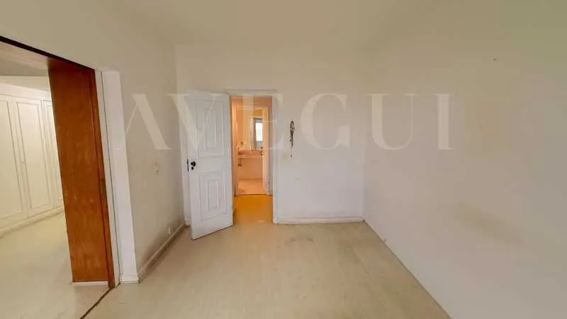 210 m² apartment with a balcony, 3 bedrooms and 5 baths — photo 6