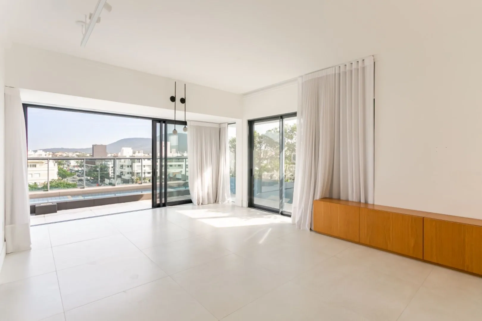 Penthouse with 2 en-suite bedrooms, 180 m² and 2 parking — photo 3