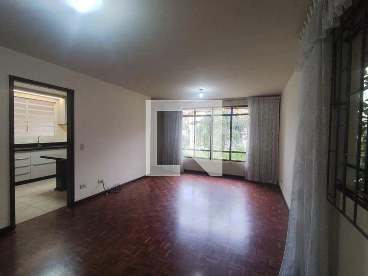 Casa con piso de madera o laminado en Curitiba